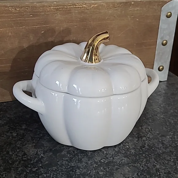 White Ceramic "Pumpkin" Shaped .8 Quart Dip/Soup Dish with Lid - Picture 13 of 13